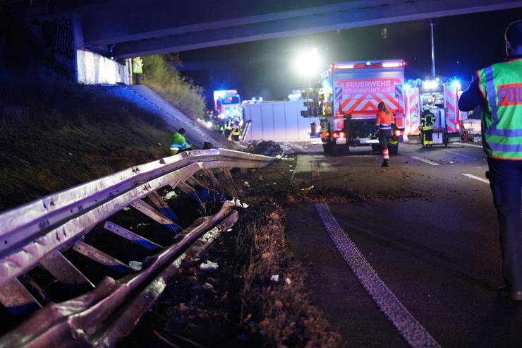 Lkw Fahrer Bei Unfall Auf A Lebensbedrohlich Verletzt