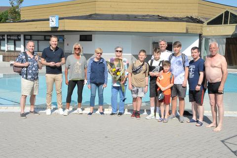 Die ersten Badegäste überraschte Bürgermeister Daniel Rühl (Zweiter von links) mit Präsenten. Unter ihnen ist auch der erste Badegast des Tages, Margret Hoelzner aus Dauborn (Fünfte von links) Fotos: Klaus-Dieter Häring 