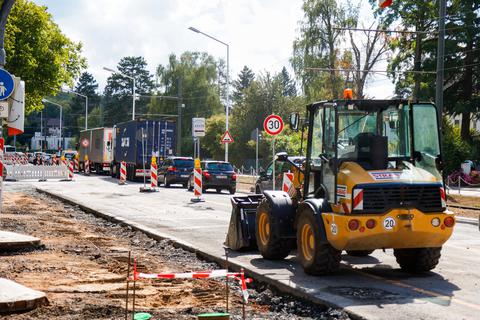 Der Umbau der Nieder-Ramstädter-Straße macht Fortschritte, derzeit wird der Gehweg erneuert. Hinzu kamen aber auch die Sanierung der Wasserleitungen im Boden. Foto: Guido Schiek / VRM Bild