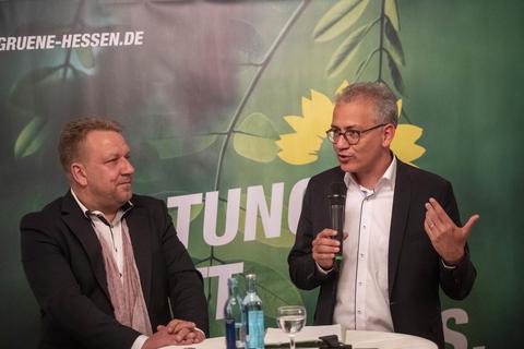 Aktuell die Nummer zwei in Hessen – der stellvertretende Ministerpräsident Tarek Al-Wazir steht in Lorsch Rede und Antwort. 