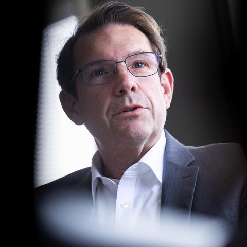Der Sozialdemokrat Hanno Benz spricht sich seit Jahren vehement für ein Verbot der in Teilen als rechtsextremistisch eingestuften Partei aus. Wie sieht er die aktuelle Debatte nach den Landtagswahlenl? Welche Netzwerke gibt es in seiner Partei, um diese Idee voranzubringen - und welche Hindernisse?