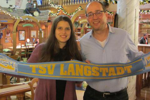 Verpflichtung für die Tischtennis-Bundesliga: Petrissa Solja und Langstadts Teammanager Manfred Kämmerer   Foto: TSV Langstadt  Foto: TSV Langstadt