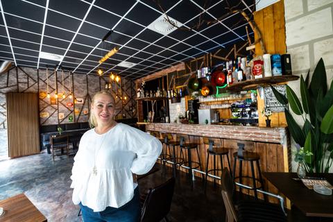 Wir haben geöffnet: Nostalgie Cafe Bar und Besitzerin Bagdad Aslan.