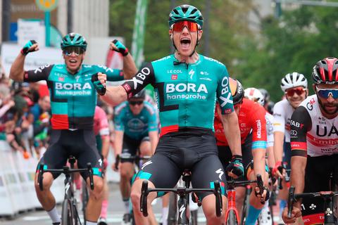 Wenige Tage vor dem Abflug zum Giro d'Italia feierte Jens Zemke als Sportlicher Leiter im Bora-hansgrohe-Team den Sieg von Sam Bennett beim Klassiker Eschborn-Frankfurt. Im Hintergrund jubelt Danny van Poppel, der als Anfahrer noch Fünfter wurde.
