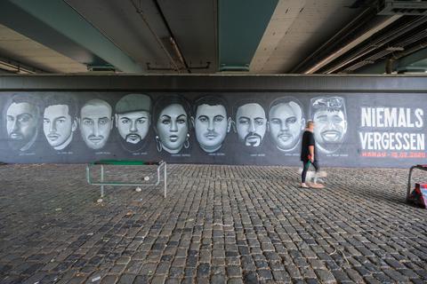 Ein 27 Meter langes Gemälde unter der Frankfurter Friedensbrücke zeigt die Porträts von neun Opfer der Anschläge in Hanau.