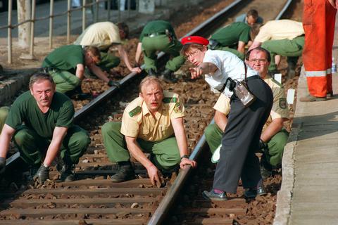 Fatale Fehler: Nach dem missglückten Einsatz am 27. Juni 1993 auf dem Bahnhof von Bad Kleinen musste die Polizei Tage später (hier am 2. Juli) noch mal Spuren sichern. 