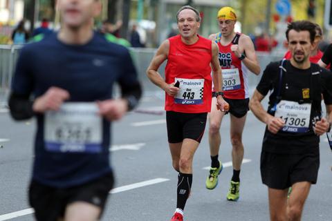 Wieder flott unterwegs beim Frankfurt Marathon: der Königstädter Uwe Bernd (LG Rüsselsheim/Nummer 443).Foto: Raphael Schmitt   Foto: Raphael Schmitt 