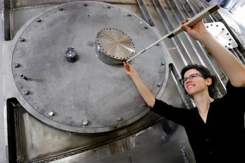 Kathrin Göbel bei einer Messung für das Sauerstoff-Experiment am "R3B" beim GSI Helmholtzzentrum.   Foto: Andreas Kelm  
