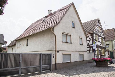 Das Haus Mainzer Straße 20 in Büttelborn ist von der Gemeinde gekauft worden und könnte zum Museum umgebaut werden. Foto: Vollformat/Alexander Heimann  Foto: Vollformat/Alexander Heimann