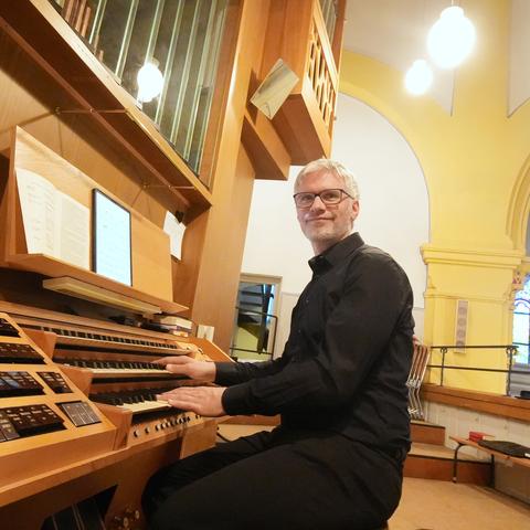 Jorin Sandau an der Orgel der Bensheimer Michaelskirche. 