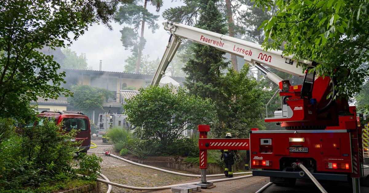 The Lorsch and Einhausen fire departments are fighting a fire in Lorsch.