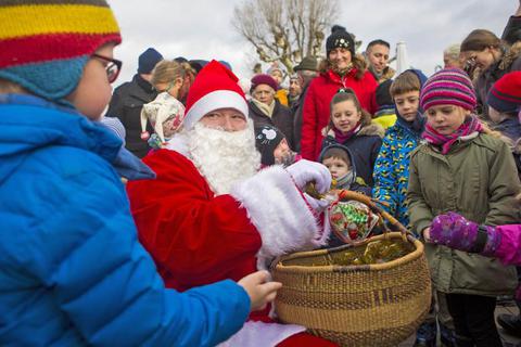 Von Kindern umringt ist der Nikolaus beim Groß-Gerauer Marktfrühstück.Foto: Vollformat/Alexander Heimann  Foto: Vollformat/Alexander Heimann