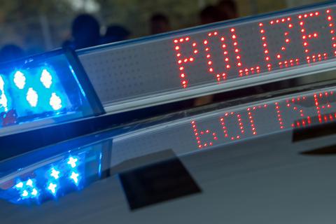 ARCHIV - Der Schriftzug «Polizei» ist am 21.10.2016 in Schwerin (Mecklenburg-Vorpommern) auf der digitalen Anzeigenleiste auf dem Dach eines neuen Funkstreifenwagens der Landespolizei zu sehen. Die Polizisten in Mecklenburg-Vorpommern klagen über Personalmangel, fehlende Anerkennung und zunehmende Gewalt gegen sie. Nun stocken auch noch die Tarifverhandlungen mit dem Finanzministerium. (zu dpa «Polizisten fordern Tariferhöhung wie im Öffentlichen Dienst» vom 26.04.2017) Foto: Jens Büttner/dpa-Zentralbild/dpa +++(c) dpa - Bildfunk+++ | Verwendung weltweit