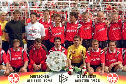 Das Team des 1. FC Kaiserslautern mit Trainer Otto Rehhagel (vorn, 3.v.l.) und Mannschaftskapitän Ciriaco Sforza (vorn, 4.v.l.) posiert mit der Meisterschale vor dem Spiel der Pfälzer am 34. und letzten Bundesliga-Spieltag der Saison 1998/99 beim HSV im Hamburger Volksparkstadion.