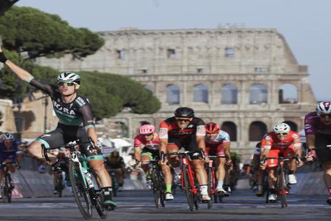 Mit dem Sprintsieg vor dem Kolosseum in Rom krönte Sam Bennett die Giro-Bilanz des deutschen Teams Bora-Hansgrohe, das der Frankfurter Jens Zemke als Sportlicher Leiter führte.Fotos: dpa/Bora-Hansgrohe  Foto: 