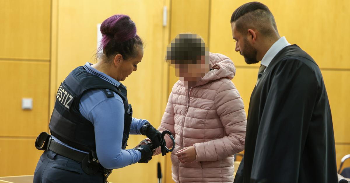 Satanismus? Prostituierte tötet Freier mit Steinmetzhammer: Prozess in ...