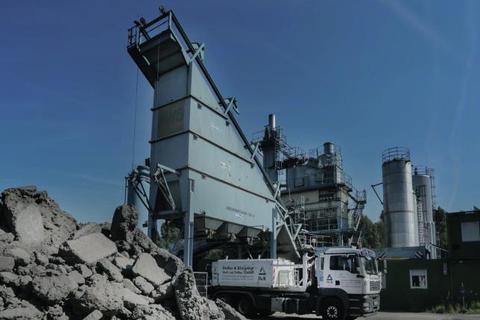 Die Asphaltmischanlage in Büttelborn soll erneuert werden und im Juli wieder in Betrieb gehen. Archivfoto: Vollformat/Volker Dziemballa  Foto: 