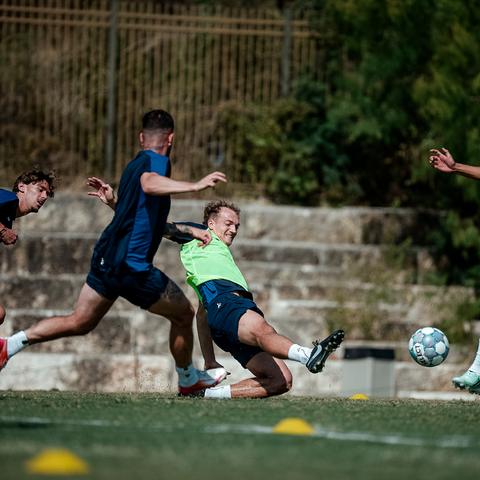 Hohe Intensität auch beim zweiten Training des SV Darmstadt 98 in Texas: Yannik Lührs (in gelb) setzt gegen Hojae Lee (rechts) zur Grätsche an.