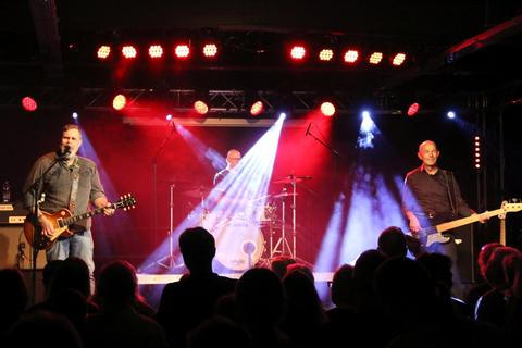 Andreas Diehlmann (li.) sorgte gemeinsam mit Jörg Sebald (Bass) und Martin Gunkel (Drums) für beste Stimmung im Musiktheater Rex. Bild: Thomas Wilken