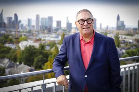 Der Architekt Alfred Jacoby auf der Terrasse seines Büros in der Frankfurter Falkensteiner Straße. Foto: Sascha Kopp  Foto: Sascha Kopp