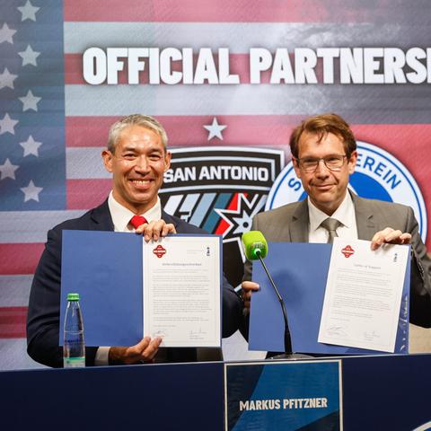 Ein Meilenstein in der Städtepartnerschaft war 2024 die Unterzeichnung einer Kooperationsvereinbarung zwischen den San Antonio Spurs und dem SV Darmstadt 98. Hier: Ron Nirenberg, ehemaliger Bürgermeister von San Antonio, und der Darmstädter Oberbürgermeister Hanno Benz. (Archivbild)