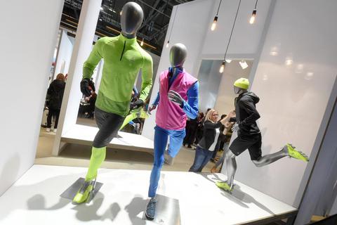 Eine Mitarbeiterin richtet in München bei der Sportartikelmesse ISPO die Kleidung an einer Schaufensterpuppe. Foto: dpa  Foto: dpa
