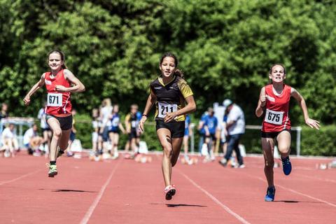 Auf dem Weg zum Sieg ist Mathilda Mende von der LG Mörfelden-Walldorf (Mitte)) im 75 m-Sprint vor Jule Walther (links) und Marie Weiglein Alonso (beide von der LG Rüsselsheim) bei den Kreismeisterschaften der Leichtathleten in Groß-Gerau.Foto: Raphael Schmitt  Foto: Raphael Schmitt
