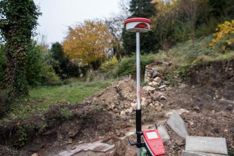 Mit Hilfe eines GPS-Rovers hat ein Experte vom Landesdenkmalamt die Funde auf dem Synagogengelände mit einer Genauigkeit von zwei Zentimetern vermessen. Foto: Sascha Lotz  Foto: Sascha Lotz