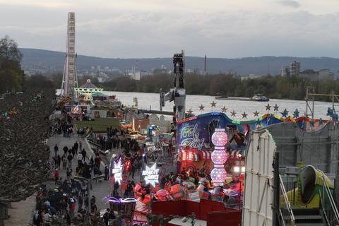 Platz für Feste – wie hier der Rheinfrühling – wird am Rheinufer ebenso benötigt wie Platz für Radfahrer, Freizeit und Naherholung.