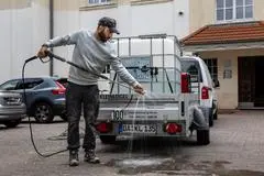 Wie Schädlingsbekämpfer gegen die vorrückende invasive Art der Großen Drüsenameise vorgehen. Ahmed Mustafa bekämft die Ameisen mit heißem Wasser.