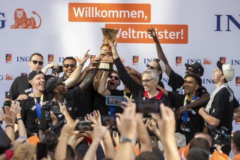 Die deutschen Basketball-Helden beim Empfang vor mehr als 1000 Fans in Frankfurt.