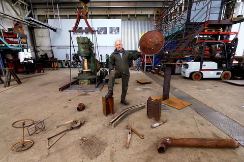 Der Darmstädter Bildhauer Georg-Friedrich Wolf zeigt die ersten Teile seiner Altmetallsammlung für eine Plastik. Foto: Andreas Kelm 