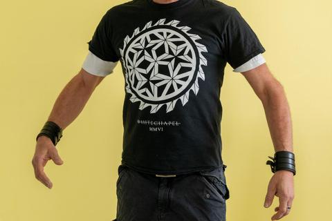Teil der Ausstellung „Kleidung. Freiheit. Identität“ im Darmstädter Literaturhaus: Das Bild von Theo Jansen ist eine „klassische Frontalansicht“, doch die 3D-Brille schafft neue Studio-Realitäten für den Gezeigten wie für den betrachteten Fotografen. Foto: Theo Jansen