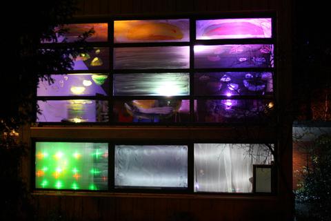 So schön bunt sprudelt der Darmstädter Datenstrom in einer Licht-Installation von Siegfried Kärcher durch die Scheiben eines Atelierhauses auf der Darmstädter Rosenhöhe. Foto: Stefan Benz