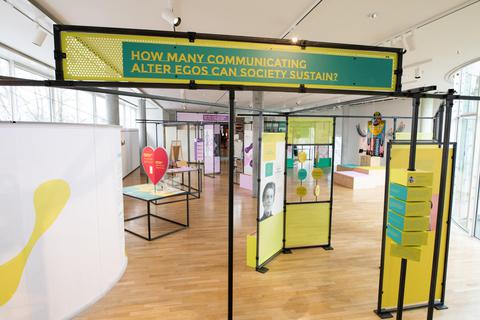 Die Ausstellung „#neuland“ des Frankfurter Museums für Kommunikation steht – doch ihre Fragen und Antworten kann man bis vorerst 10. April nur im Internet kennenlernen. Fotos: Sven Moschitz; Atlas – stock.adobe