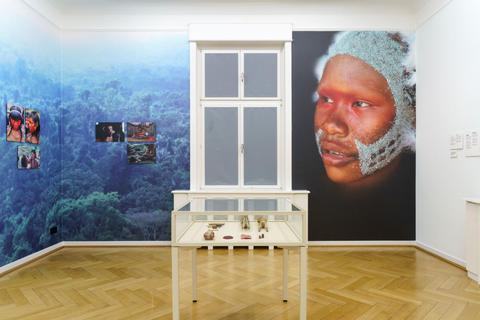 Die Ausstellung „Grüner Himmel, blaues Gras“ im Weltkulturenmuseum in Frankfurt setzt sich mit der Farbe als kulturellem Phänomen auseinander, sie will unser Farbempfinden reflektieren und hinterfragen. Der prachtvolle Kopfschmuck (unten) wird von Frauen und Männern in Neuguinea zu verschiedenen Festen getragen. Fotos: Wolfgang Günzel