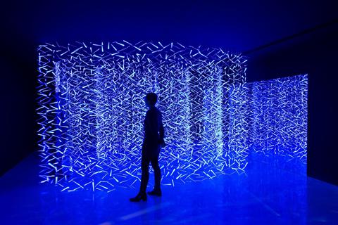 Helga Griffiths’ Installation „Turbulent Souvenirs“ verbindet Licht- und Raumeffekte. Sie ist jetzt in der Ausstellung der Ober-Ramstädter Künstlerin in Schanghai zu sehen. Foto: Anton Minayev