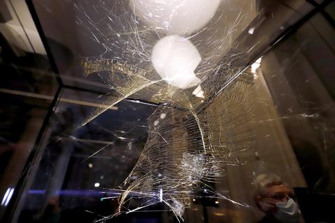 Der Installationskünstler Tomás Saraceno macht die feinen Gespinste von Spinnen zu Raumkunst. Eine Ausstellung seiner Werke ist nun im Hessischen Landesmuseum Darmstadt zu sehen. Foto: Andreas Kelm