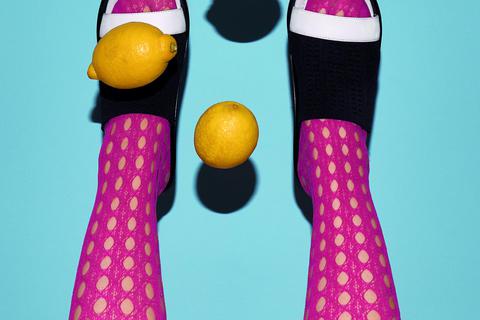 Am Donnerstag starten die elften Darmstädter Tage der Fotografie mit der Verleihung des Merck-Preises für Fotografie und der Eröffnung der Ausstellung „Staging Identity“ im Institut Mathildenhöhe. Das Postermotiv zum Festival stammt aus einer Fotoserie von N. A. Vague. Foto: N. A. Vague