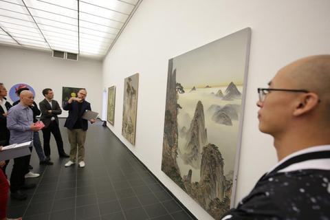 Zur Eröffnung der Ausstellung „Zoom-In Chongqing“ in der Darmstädter Kunsthalle am Sonntag sind auch Künstler aus China nach Deutschland gekommen.Foto: Guido Schiek  Foto: Guido Schiek