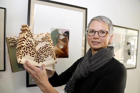 Regina Basaran präsentiert in ihrer Ausstellung im Offenen Haus in Darmstadt Papierarbeiten. Foto: Andreas Kelm