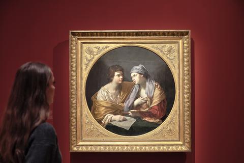 Eine Besucherin betrachtet ein Bild der Ausstellung „Guido Reni. Der Göttliche“ im Frankfurter Städel.