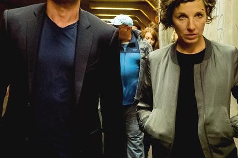Sie f&uuml;hlen sich schlecht, sie kommen aus Berlin: Karow (Mark Waschke) und Rubin (Meret Becker).  Foto: rbb/Gordon Muehle