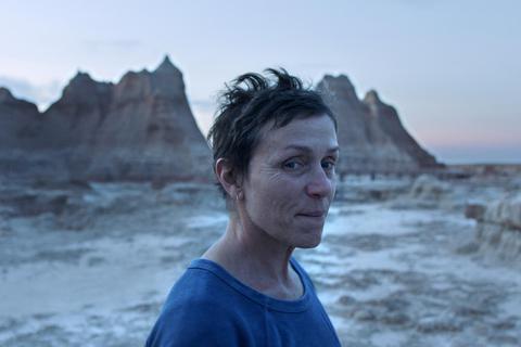 Frances McDormand in einer Szene aus dem Film „Nomadland.“ Das Road-Movie gehört mit sechs  Nominierungen auch bei der Oscar-Verleihung am Sonntag zu den Favoriten. Fotos: dpa