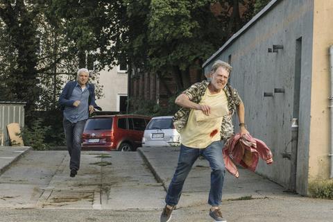Trotz der gemeinsamen Vergangenheit flüchtet Mikesch (Andreas Lust) vor Leitmayr (Udo Wachtveitl) aus dem Krankenhaus.  Foto: BR/Wiedemann & Berg / Hendrik Heiden