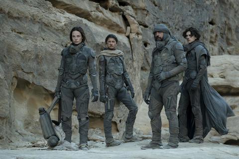 Rebecca Ferguson (von links) als Lady Jessica Atreides, Zendaya als Chani, Javier Bardem als Stilgar und Timothee Chalamet als Paul Atreides in einer Szene des Films „Dune“. Foto: Warner