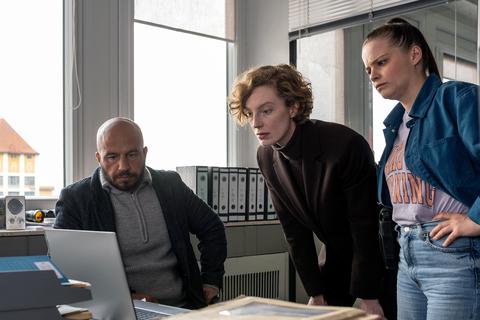 Andersen (Dar Salim), Selb (Luise Wolfram, M.) und Moormann (Jasna Fritzi Bauer) ermitteln akribisch. Foto: Radio Bremen/Michael Ihle