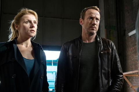 Grosz (Franziska Weisz) und Falke (Wotan Wilke Möhring) geraten in die Schusslinie. Foto: NDR/Sandra Hoever