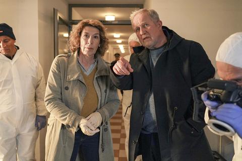 Fellner (Adele Neuhauser) und Eisner (Harald Krassnitzer) sind am Tatort.