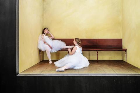 Theaterfiguren in einem lebenden Tableau: Edda Wiersch als Alma (links) und Marielle Layher als Johanna in der Darmstädter Kunsthalle. Foto: Fabian Stransky